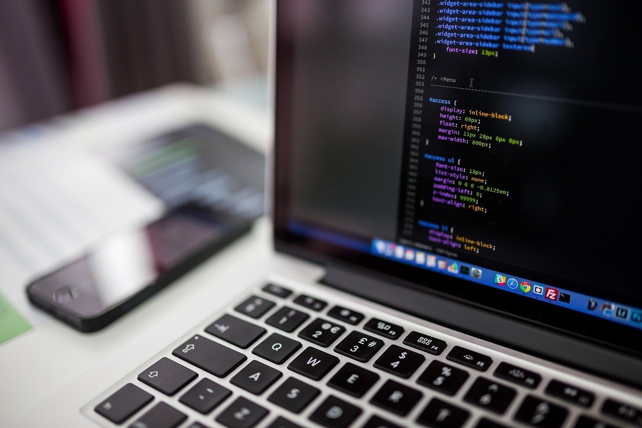 Gros plan sur le VAE en Informatique Digital & Com